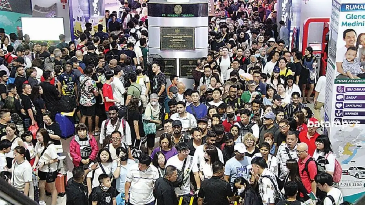 Wisman asal Singapura dan Malaysia terlihat memadati Pelabuhan Internasional Batam Center, belum lama ini. Foto: Cecep Mulyana/ Batam Pos