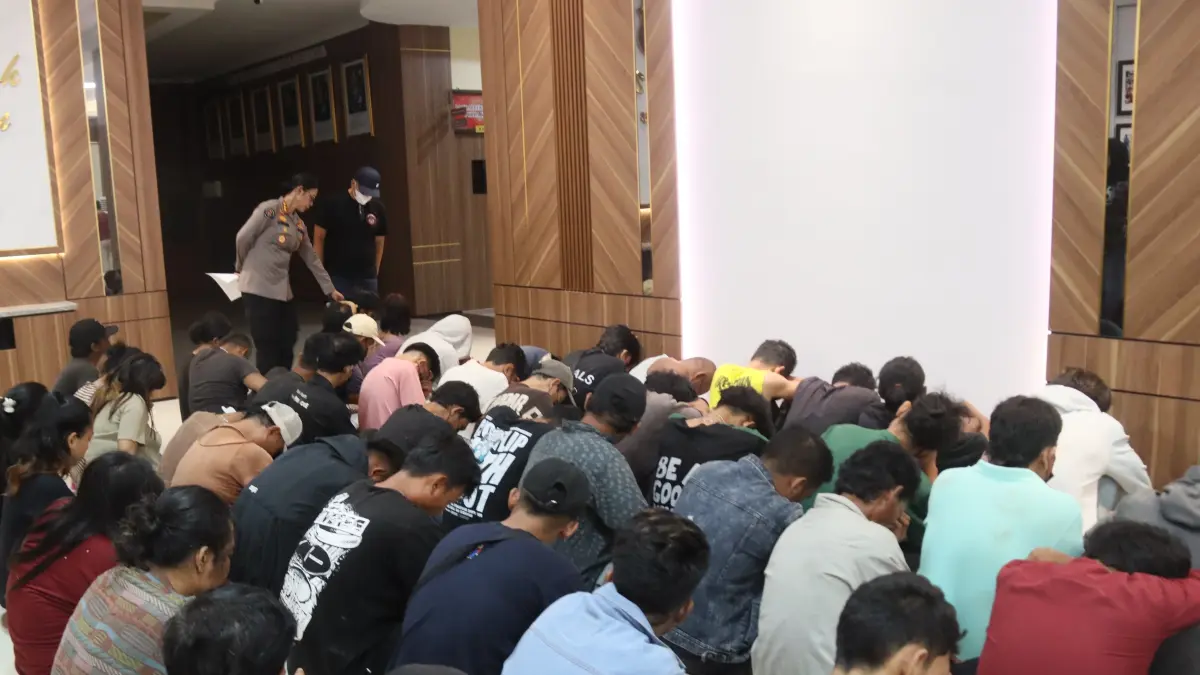 Kabid Humas Polda Kepri Kombes Nona Procilia Ohei bersama kasubdit I Ditresnarkoba Polda Kepri  memberikan keterangan Kegiatan Rutin yang Ditingkatkan (KRYD) oleh tim gabungan Polda Kepri upaya menjaga keamanan dan ketertiban masyarakat sekaligus memberantas peredaran narkotika di kampung Madani saat ekspos di Mapolda Kepri, Minggu (6/9). F Cecep Mulyana/Batam Pos