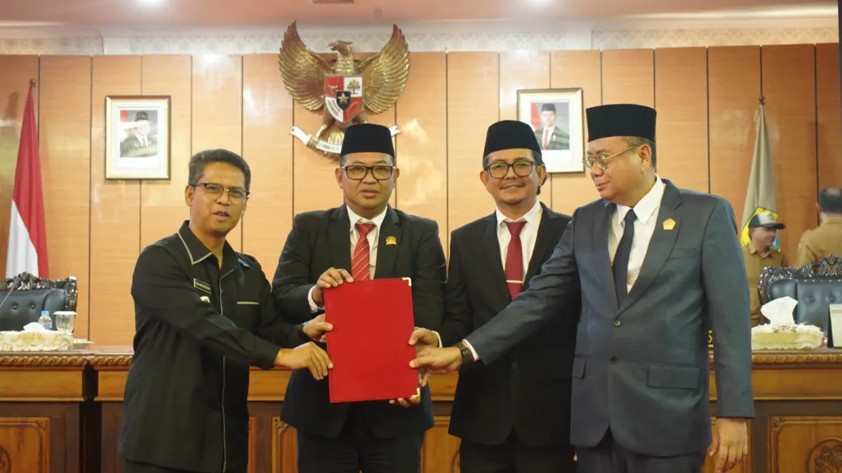 Bupati Karimun, Iskandarsyah menyerahkan KUPA - PPAS rancangan perubahan APBD 2026 kepada pimpinan DPRD Kabupaten Karimun