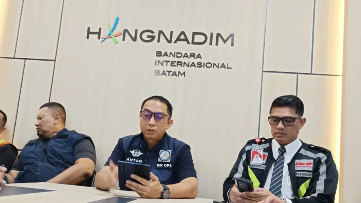 Direktur Operasi PT Bandara Internasional Batam (BIB) Anton Marthalius Saat Jumpa Pers, Minggu (6/9) F. Jamaluddin/Batam Pos