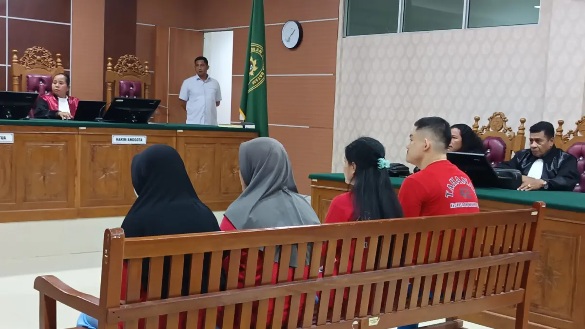 Empat terdakwa saat menjalani sidang pembacaan tuntutan oleh Jaksa Penuntut Umum di Pengadilan Negeri Batam, Senin (7/9) F. Jamaluddin/Batam Pos