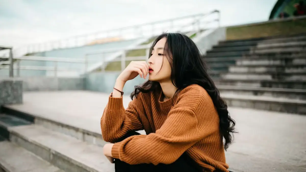 Ilustrasi perempuan cantik melamun. F. Unsplash