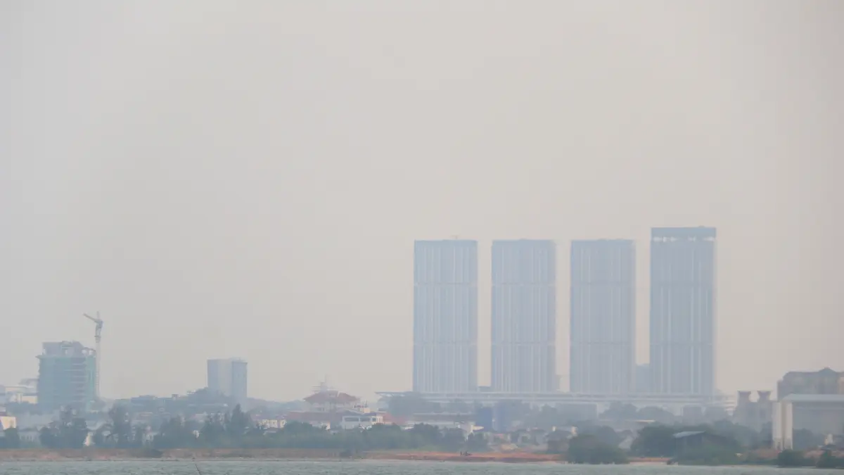 Kabut asap menyelimuti langit Batam, Minggu (6/9). Kondisi ini dinilai dapat menganggu kesehatan. F Cecep Mulyana/Batam Pos
