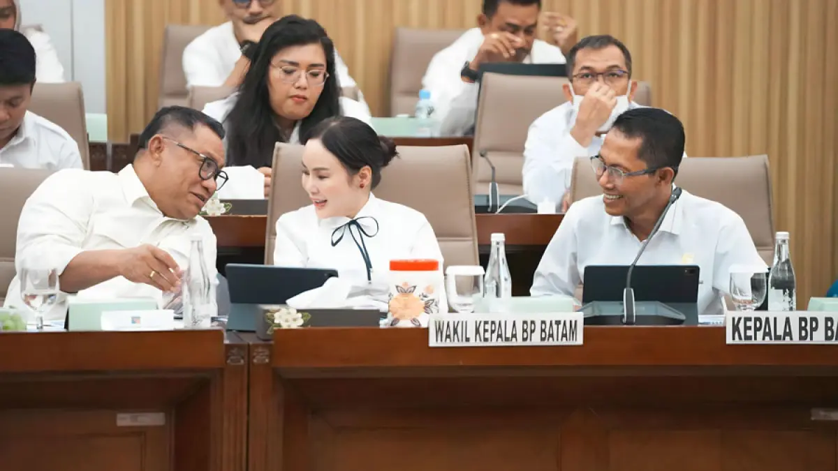 (ki-ka): Deputi Bidang Investasi BP Batam, Fary Djemy Francis; Wakil Kepala BP Batam, Li Claudia Chandra; dan Kepala BP Batam, Amsakar Achmad.