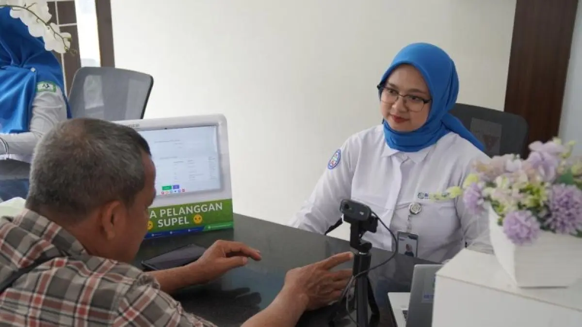 Pelayanan help desk untuk masyarakat di BPJS Kesehatan Batam, Kepri. ANTARA/HO-BPJS Kes Batam