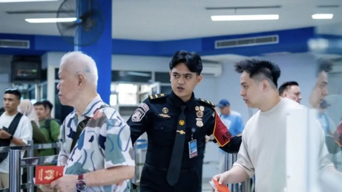 Petugas Imigrasi Batam mengarahkan pengunjung mancanegara di salah satu pelabuhan internasional Batam, Kepri. F. Imigrasi Batam