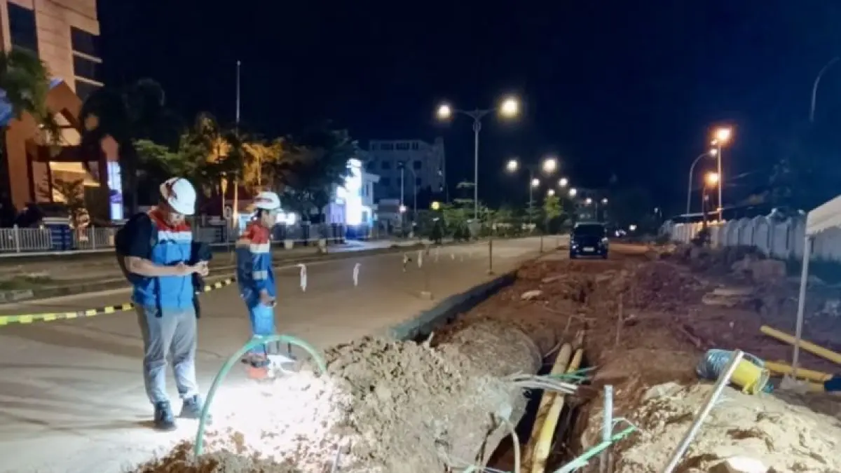 Petugas memantau instalasi pipa gas bumi di salah satu jalan utama di Batam Kota, Kepri. ANTARA/HO-PGN Batam
