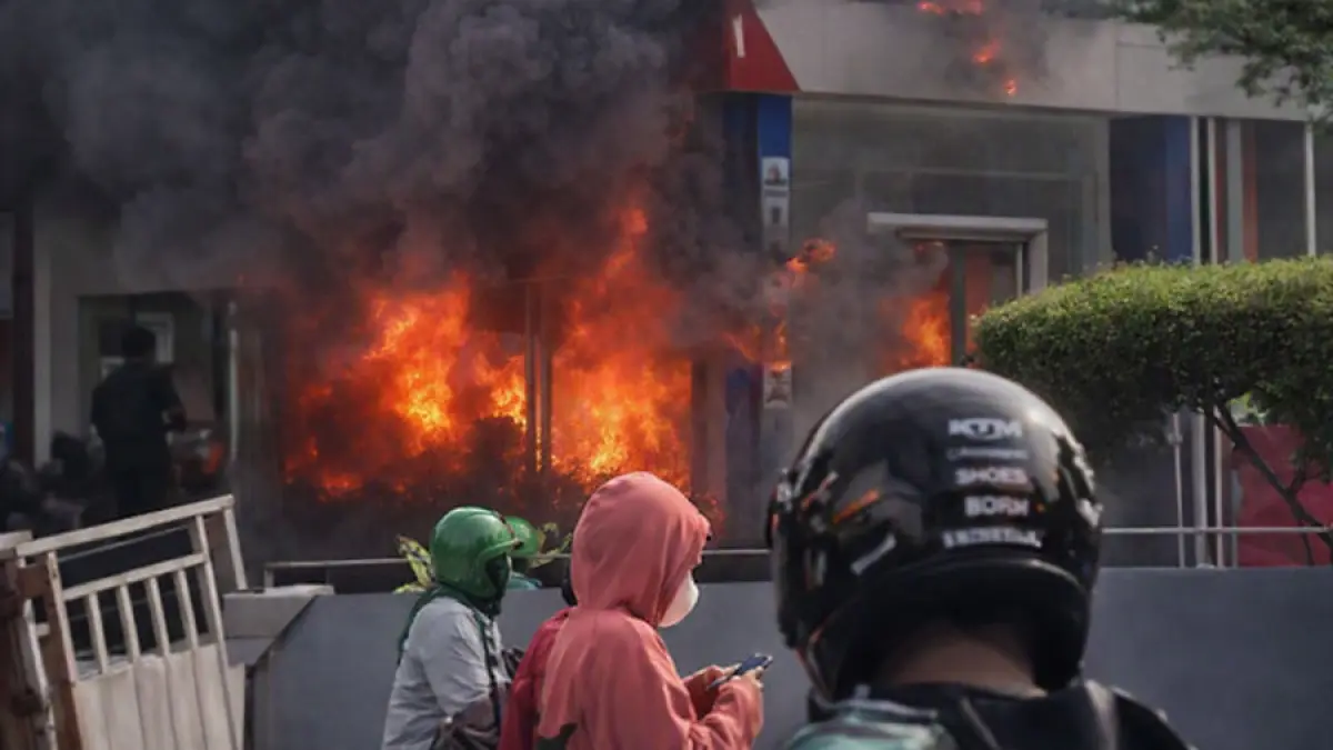 Suasana kebakaran di SPBU Codo di wilayah Sagulung, Batam. F. tangkapan layar diperkaya akal imitasi (AI).
