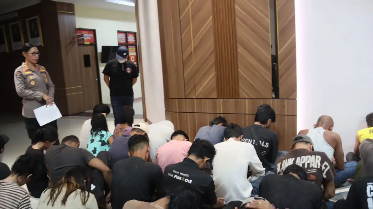 
Tim gabungan Polda Kepri mengamankan 114 orang dalam operasi KRYD di Kampung Madani, Muka Kuning, Batam, Minggu (6/9). Sebanyak 108 orang dinyatakan positif narkotika berdasarkan hasil tes urine.