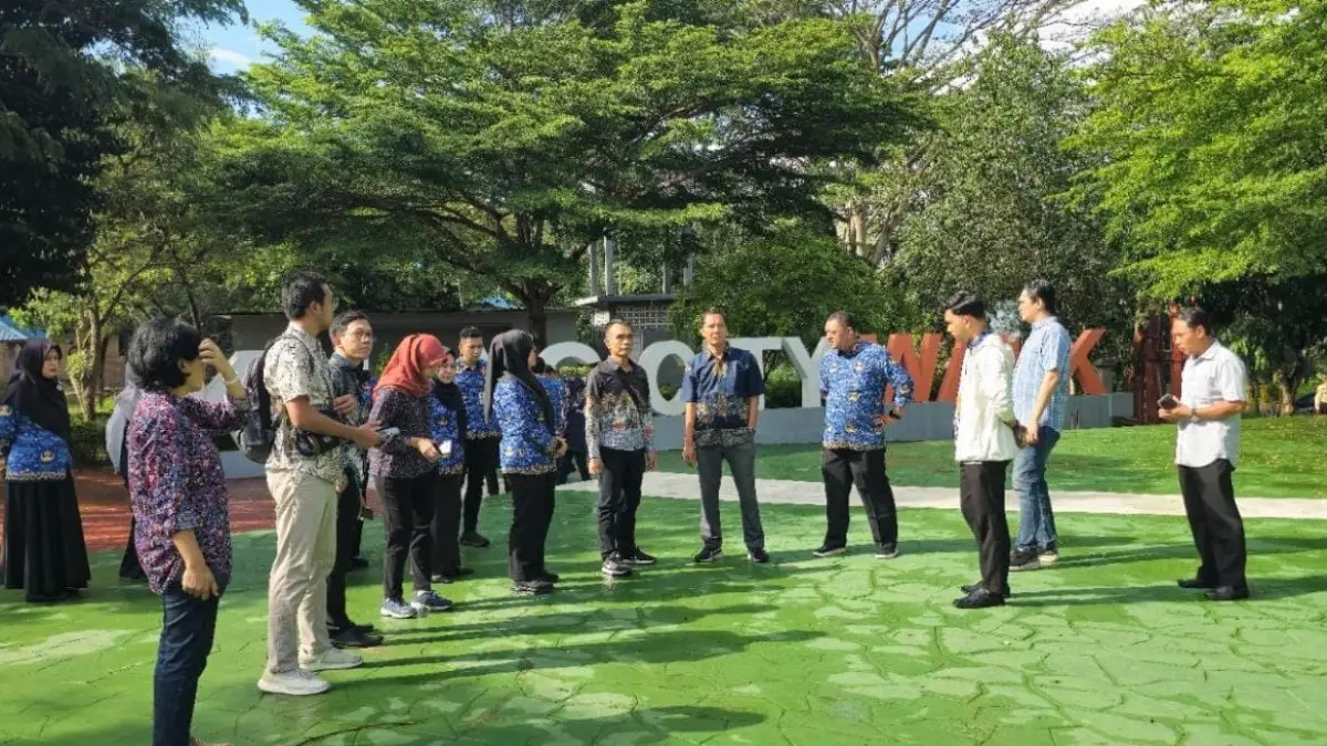 Tim gabungan yang terdiri dari DPKP Kepri, BPKP Pusat, PT Antam, dan Dinas PU Kabupaten Bintan turun mengecek lokasi pembangunan Proyek Taman Kota Kijang yang dihentikan sementara, karena keberatan PT Antam, Rabu (17/6) lalu. F. Dinas Perkim Kepri