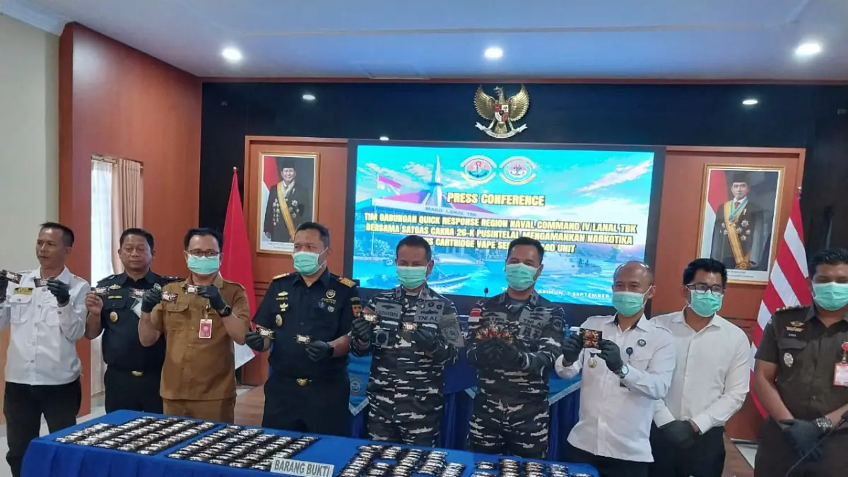 Wakil Komandan Kodaeral IV Laksamana Pertama TNI Ketut Budiantara bersama Danlanal TBK menunjukkan tangkapan barang bukti vape mengandung narkotika jenis etomidate.