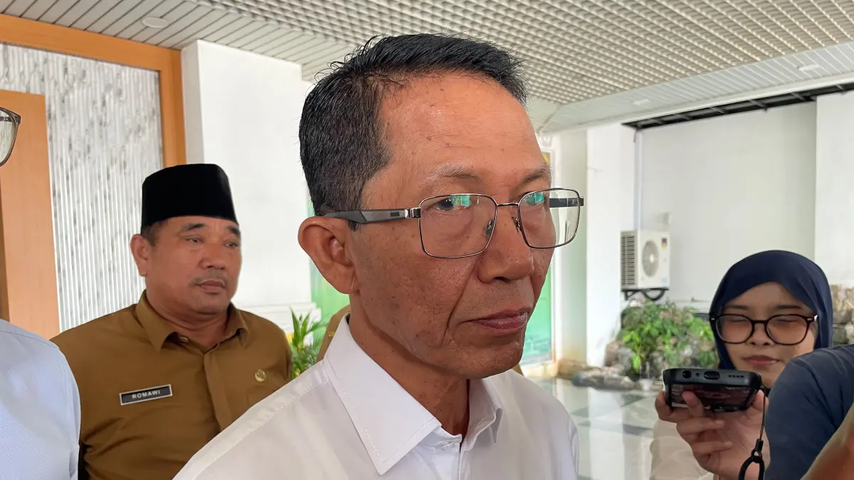 Wali Kota Batam sekaligus Kepala BP Batam, Amsakar Achmad, saat berada di Gedung DPRD Kota Batam usai mengikuti rapat paripurna, Senin (7/9). F.M. Sya’ban / Batam Pos