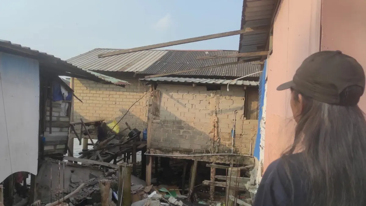 Musibah memilukan terjadi di kawasan Batumerah, Kecamatan Batuampar, Kota Batam, Selasa (8/9) siang. Novita Sari (47), seorang ibu rumah tangga, meninggal dunia setelah tertimpa material bangunan rumah pelantar yang tiba-tiba roboh. F. Eusebius Sara / Batam Pos