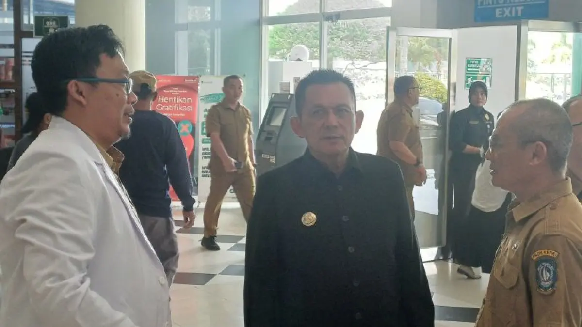 Gubernur Kepri Ansar Ahmad (tengah) meninjau proyek revitalisasi gedung RSUD Raja Ahmad Tabib di Kota Tanjungpinang, Selasa (8/9/2026). ANTARA/Ogen