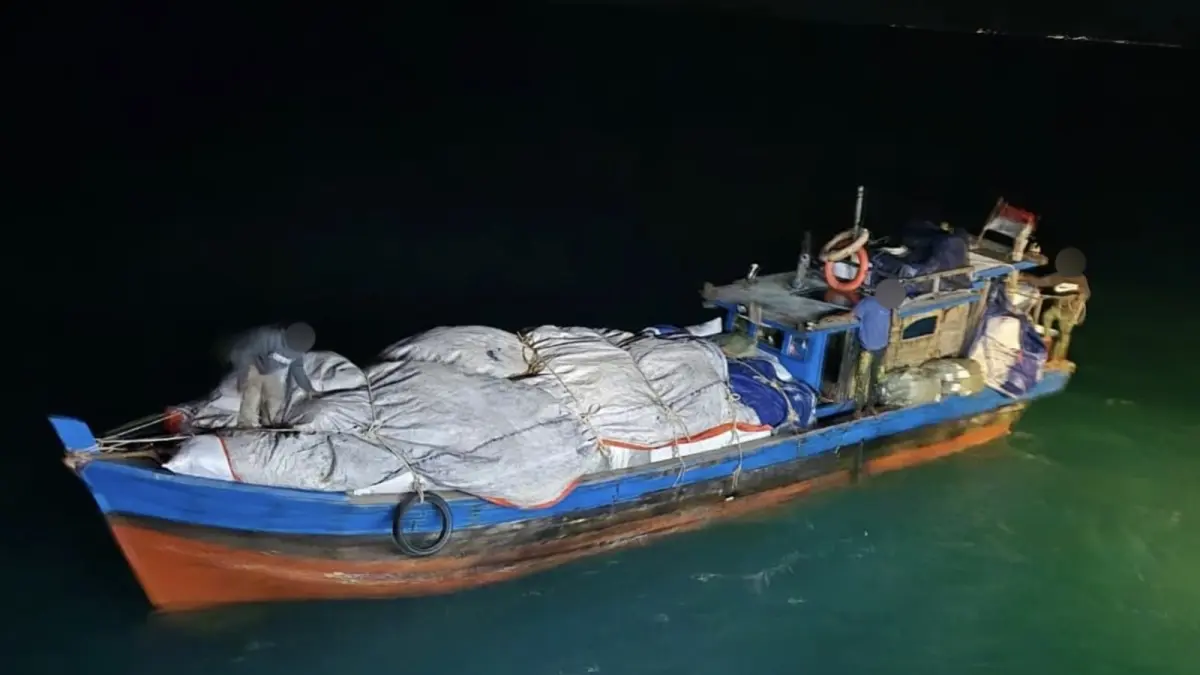Kapal kayu KM Cahaya Al Khair yang diamankan Bea Cukai Batam di perairan sekitar Pulau Mubut beberapa waktu lalu. F.Istimewa
