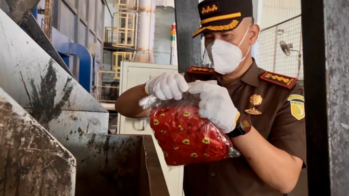 Kepala Kejaksaan Negeri Batam I Wayan Wiradarma, saat memusnahkan barang bukti Cairan Liquid Vape yang berasal dari Tindak Pidana Khusus maupun Tindak Pidana Umum yang telah Inkrah di PT Desa Air Cargo Batam, Selasa (8/9) F. Jamaluddin/Batam Pos