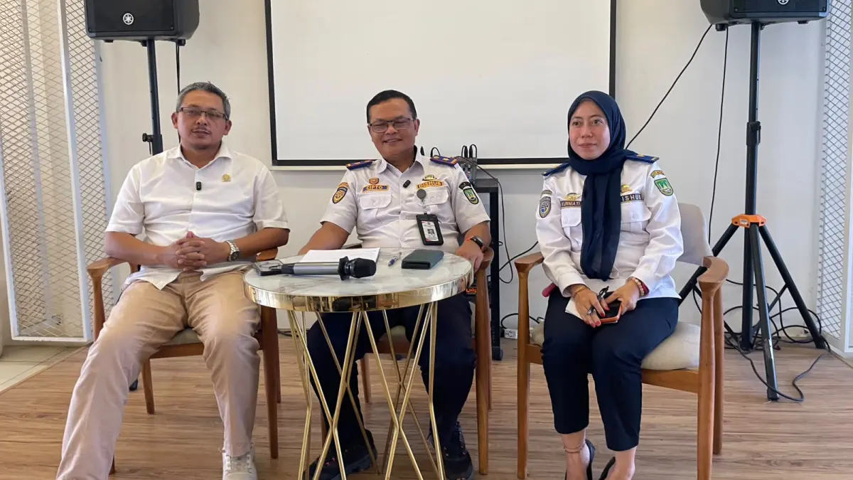 Kepala UPT Pelayanan Jasa Transportasi Dishub Kota Batam, Bambang Sucipto (tengah), bersama anggota DPRD Kota Batam (kiri), saat memberikan keterangan dalam konferensi pers di Batam Center, Senin (7/9) sore.  Foto: M. Sya’ban/Batam Pos