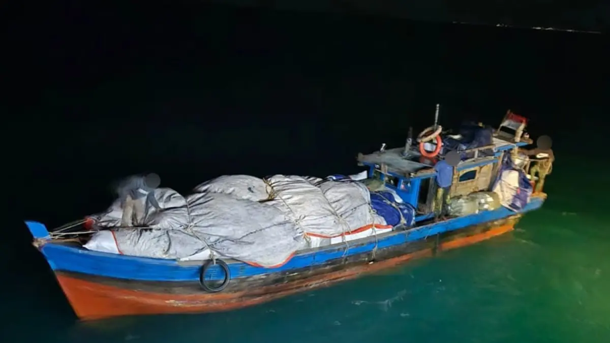 KM Cahaya Al Khair ditangkap Bea Cukai Batam  saat melintas di perairan sekitar Pulau Mubut, Rabu (26/8) dini hari. F. Bea Cukai Batam