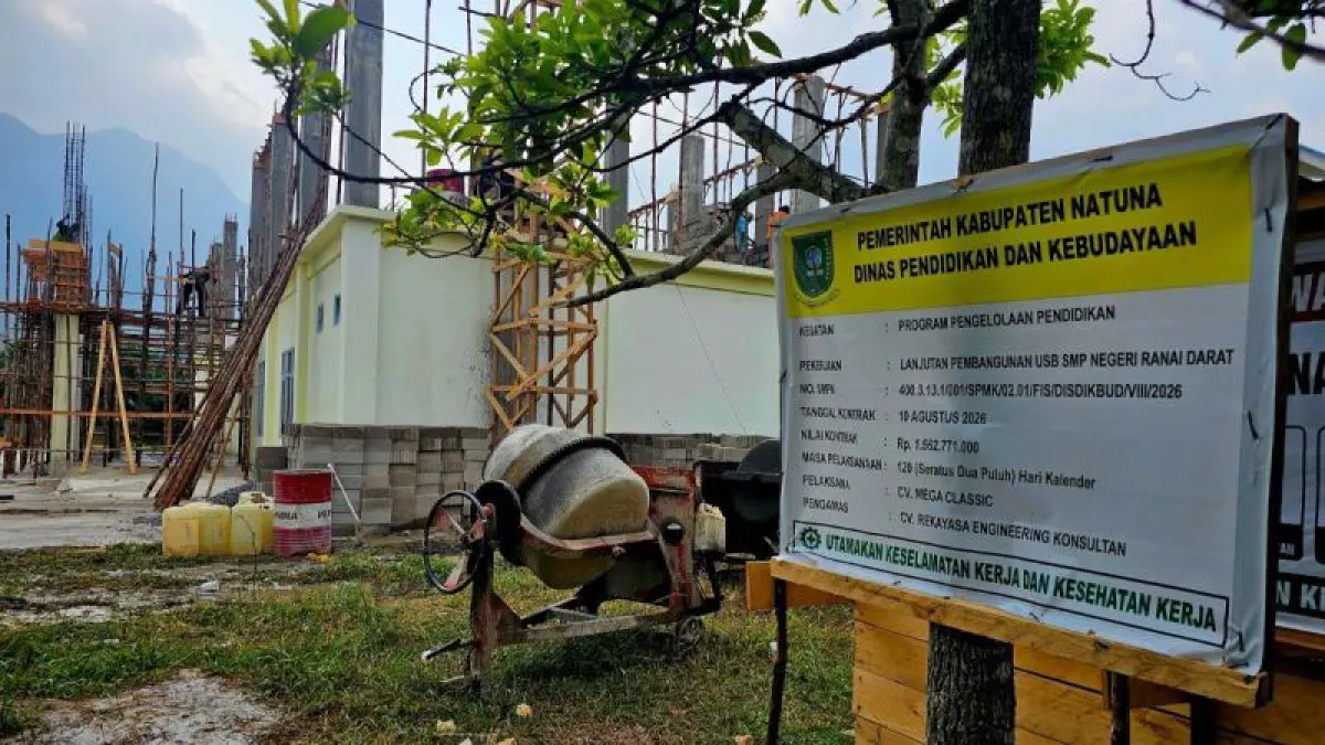 Pembangunan lanjutan SMP N 4 Bunguran Timur di Kabupaten Natuna, Provinsi Kepulauan Riau. ANTARA/Muhamad Nurman