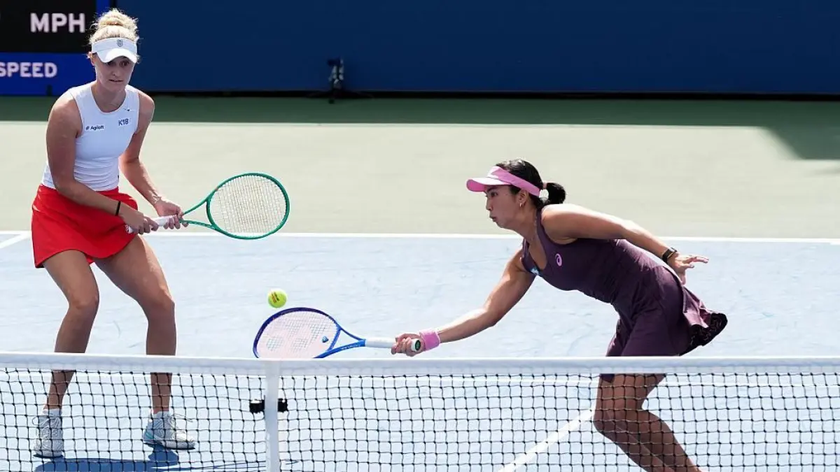 Petenis Indonesia Aldila Sutjiadi (kanan) bersama Erin Routliffe saat tampil pada nomor ganda putri US Open 2026. (Getty Images/USTA)