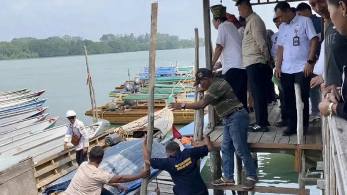 Petugas KSOP Batam dan pemilik kapal turun ke kapal tradisional untuk mengukur kapal sebagai salah satu proses pendataan e-Pas Kecil di Batam, Kepri, Selasa (8/9/2026). (ANTARA/Fikri)

