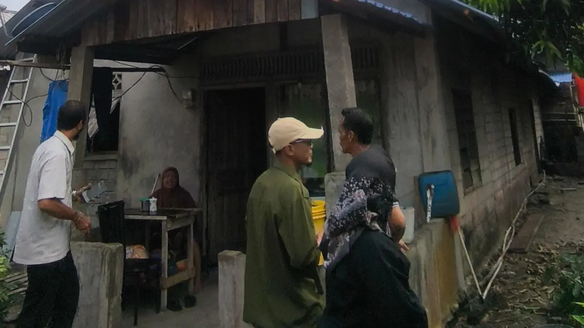 Petugas melakukan pengecekan rumah calon penerima Bantuan Stimulan Perumahan Swadaya (BSPS) di Kabupaten Karimun.