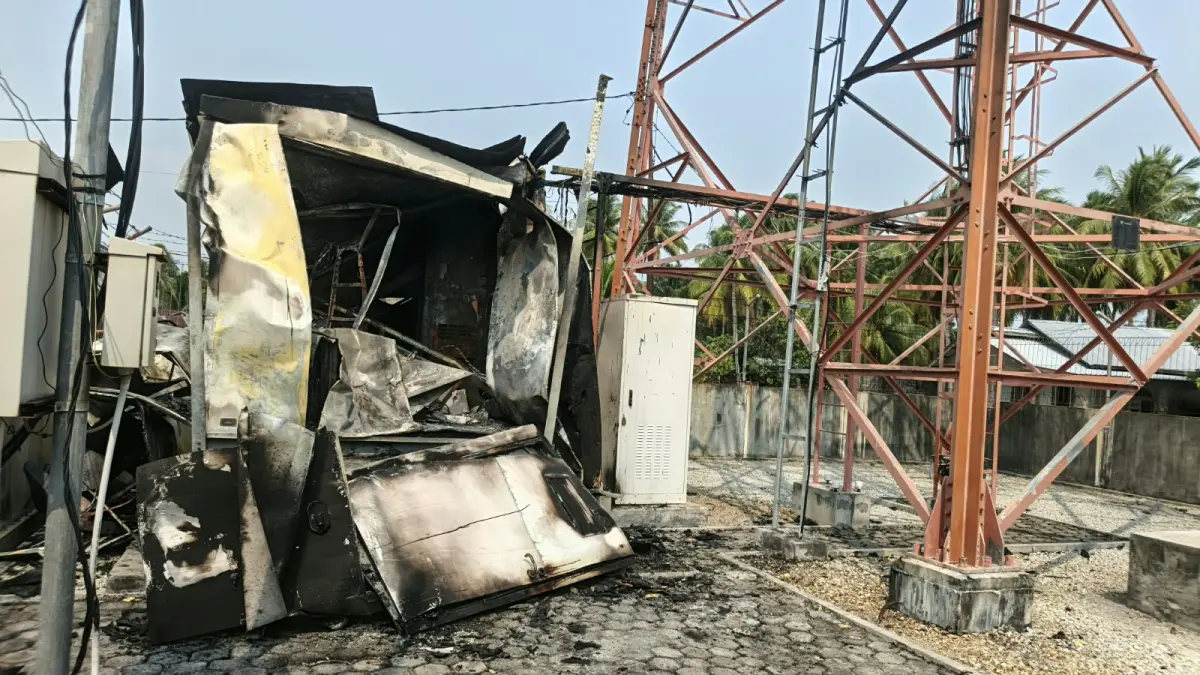 Puing-puing peralatan di tower Indosat yang mengalami kebakaran di Teluk Labuh, Kecamatan Durai, Senin (7/9) malam. (Dok Camat Durai)