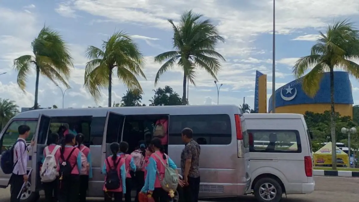 Rombongan wisatawan baru tiba di Bandara Internasional Hang Nadim Batam, Kepri (29/6/2026). (ANTARA/Amandine Nadja)