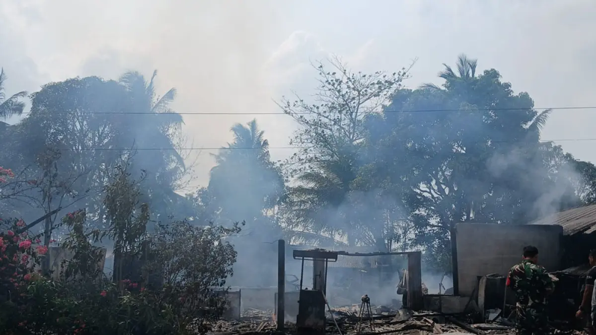 Rumah yang juga digunakan sebagai kedai di daerah Sumpat, Desa Pengudang, Kecamatan Teluk Sebong, Bintan ludes terbakar pada Selasa (8/9/2026) pagi. F.Kiriman Panyodi untuk Batam Pos.