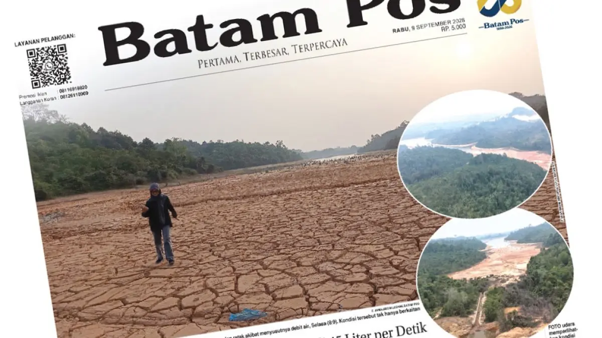 Seorang jurnalis berjalan di atas dasar Waduk Nongsa yang mengering dan retak akibat menyusutnya debit air, Selasa (8/9). Kondisi tersebut tak hanya berkaitan dengan cuaca, tapi juga akibat kerusakan daerah tangkapan air (DTA) di sekitar waduk. Foto: Jamaluddin Lobang/Batam Pos