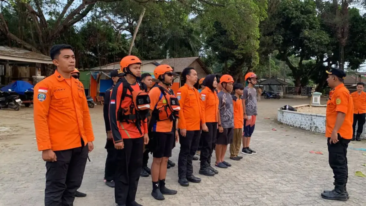 Basarnas Lampung mengerahkan tim dan armada kapalnya mencari 5 jurnalis yang hilang saat meliput erupsi Gunung Anak Krakatau. (Istimewa)