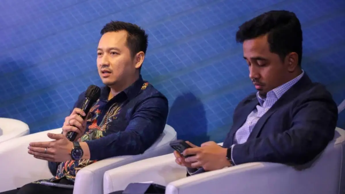 Division Head of Smart-Eco of Industrial Park Development, Kawasan Industri KIIC Haris Arianto (kiri) F. Bisnis/Himawan L. Nugraha
