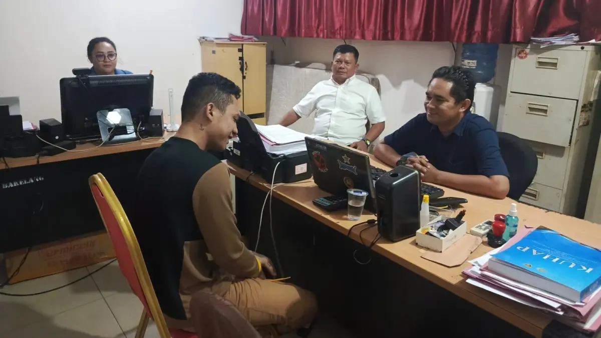 Irfan, pelaku penikaman diintrogasi penyidik Polsek Bengkong. F.Eusebius/Batam Pos