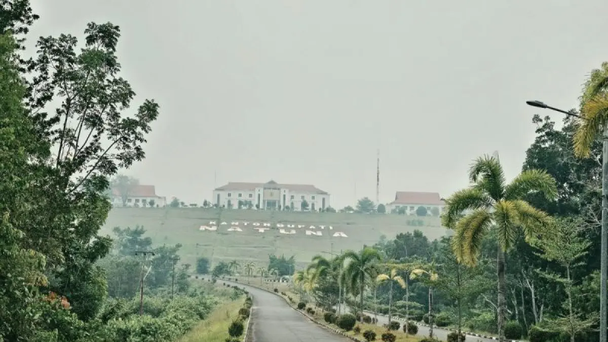 Kantor Bupati Natuna, Provinsi Kepulauan Riau diselimuti kabut asap akibat Karhutla pada Rabu (9/9/2026). ANTARA/Muhamad Nurman