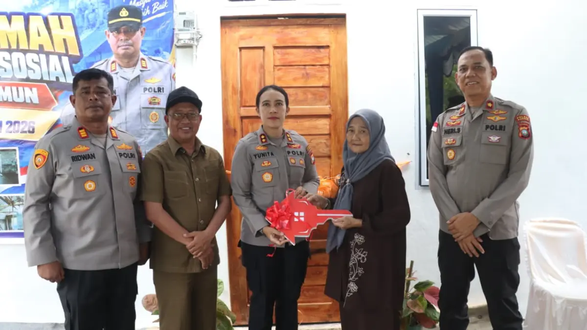 Kapolres Karimun AKBP Yunita Stevani menyerahkan kunci rumah secara simbolis kepada Raja Zuraidah setelah rumahnya selesai dibedah Polsek Kuba.