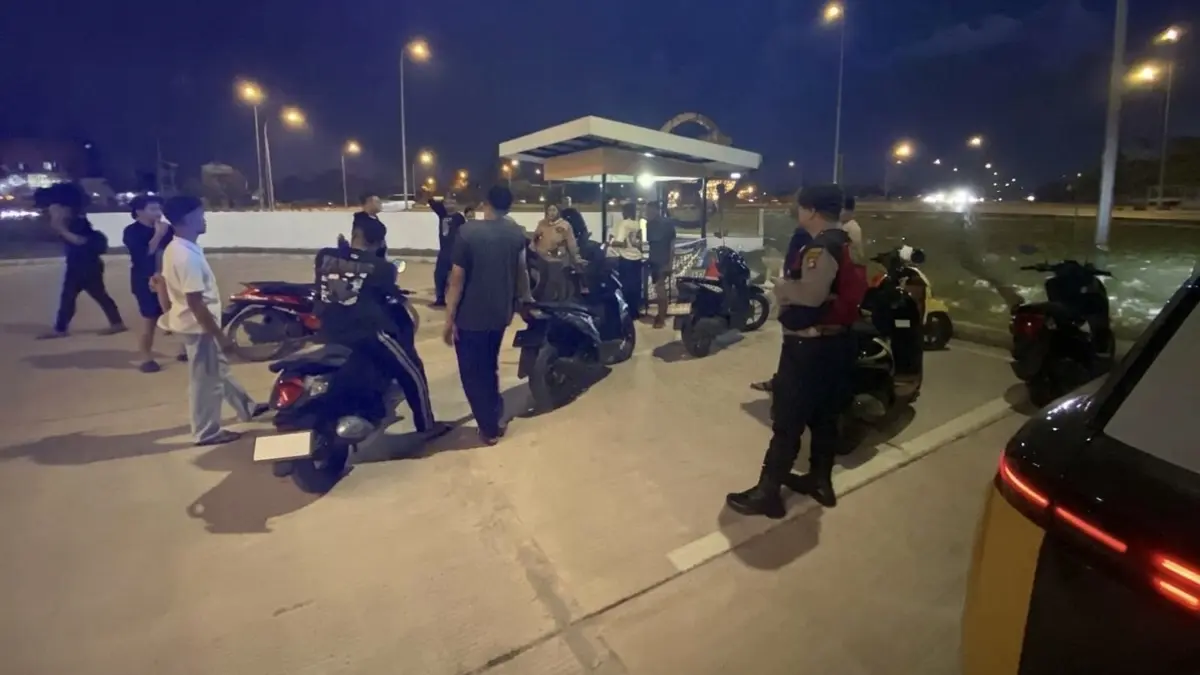 Polisi mendatangi lokasi tawuran di Simpang Base Camp, Batuaji, Selasa (8/9) malam. F.Istimewa