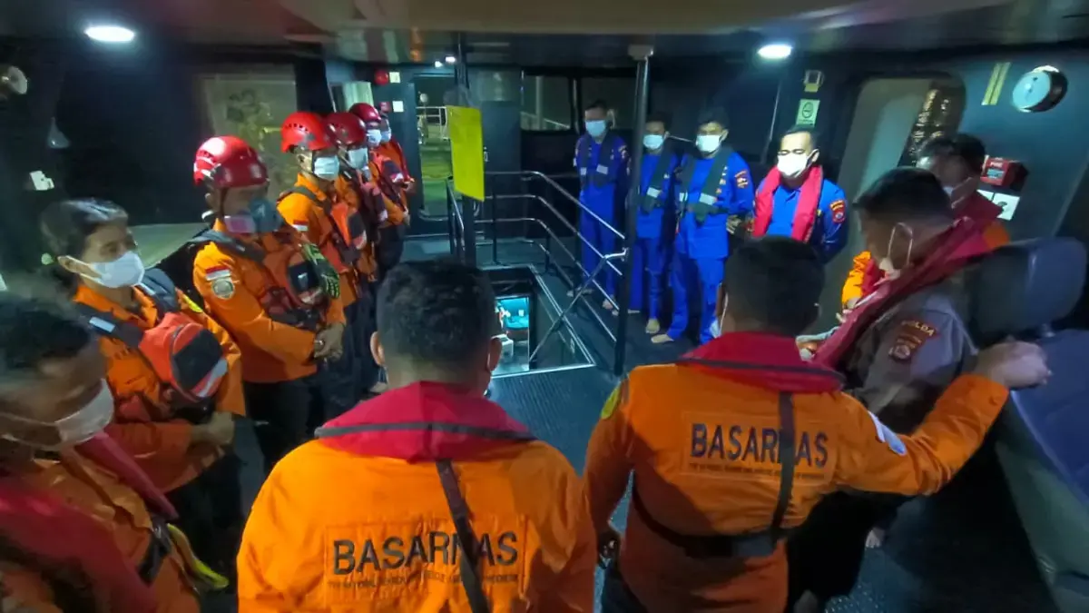 Tim SAR Gabungan memutuskan menghentikan sementara operasi SAR 5 jurnalis dan 3 kru speed boat pada Selasa malam (8/9). Pencarian berlanjut hari ini (9/9) dengan target perluasan area. (Basarnas)