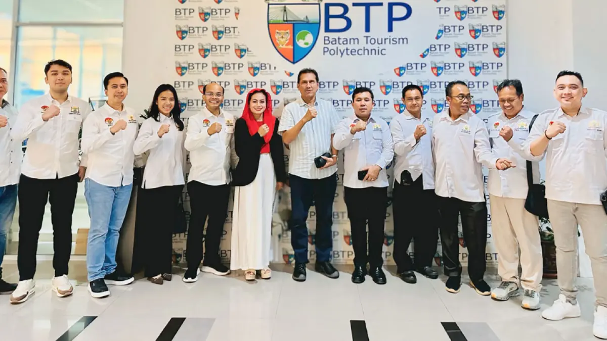 Asman Abnur (tengah) bersama jajaran Dewan Pengurus Kadin Kota Batam di Laboratorium Barista BTP, Sekupang, Rabu (9/9). Foto: Azis Maulana/Batam Pos