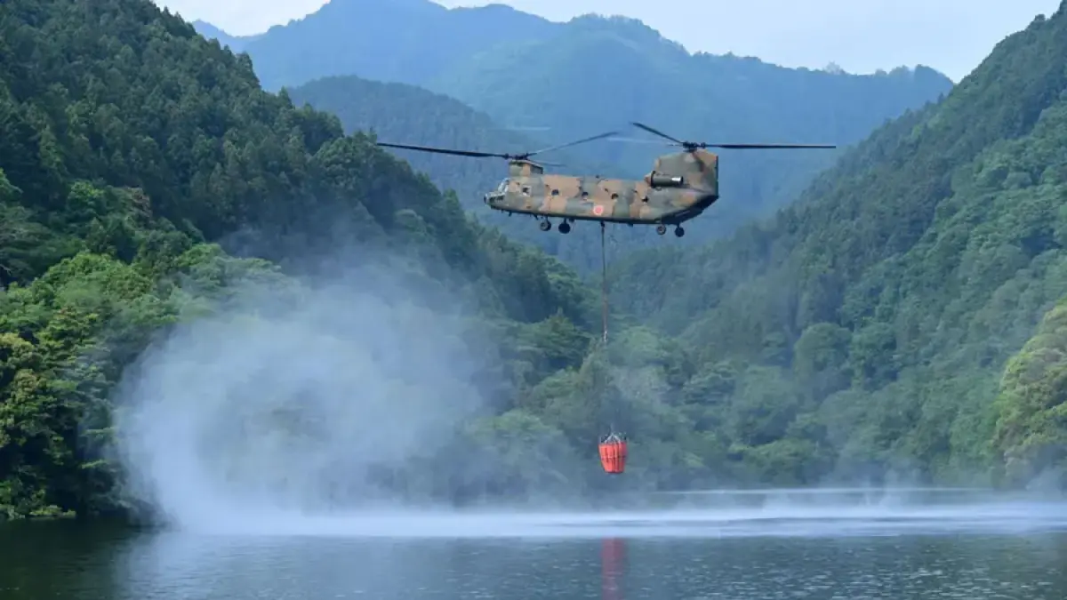 Helikopter CH-47 Chinook milik Japan Ground Self-Defense Force (JGSDF) yang akan dikirim ke Indonesia bantu tangani karhutla Kalimantan. (@ModJapan_en)