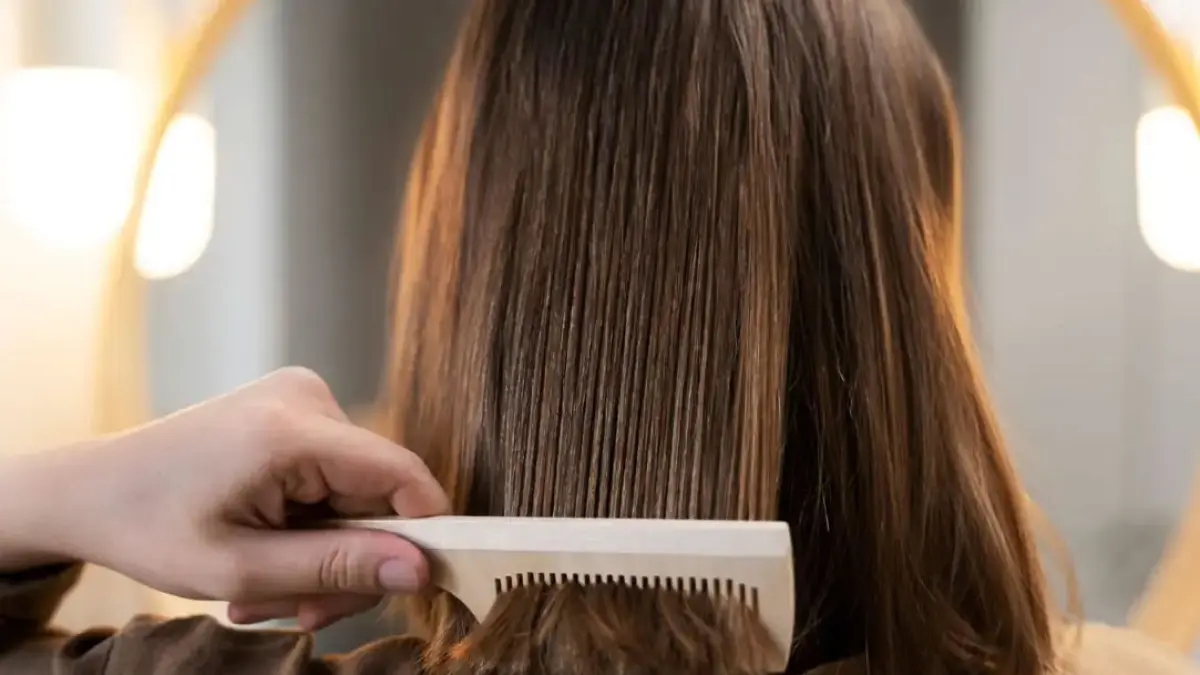 ilustrasi orang yang menyisir rambut. Sumber foto: Freepik