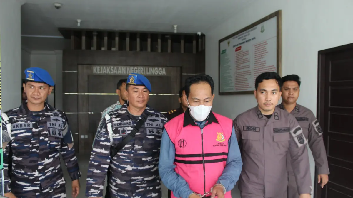 Kepala Desa Pulau Medang, tersangka kasus dugaan korupsi, saat hendak dibawa ke Lapas Kelas III Dabo Singkep, Kamis (10/9). F. Vatawari/Batam Pos