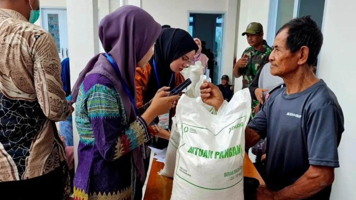 Penyerahan bantuan pangan beras di Desa Batubi Jaya pada Kamis (10/9/2026). ANTARA/Muhamad Nurman