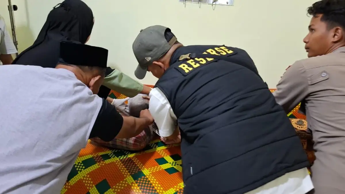 Polisi bersama warga memeriksa kakek berinisial B yang ditemukan gantung diri. F. Dok Polsek Kundur