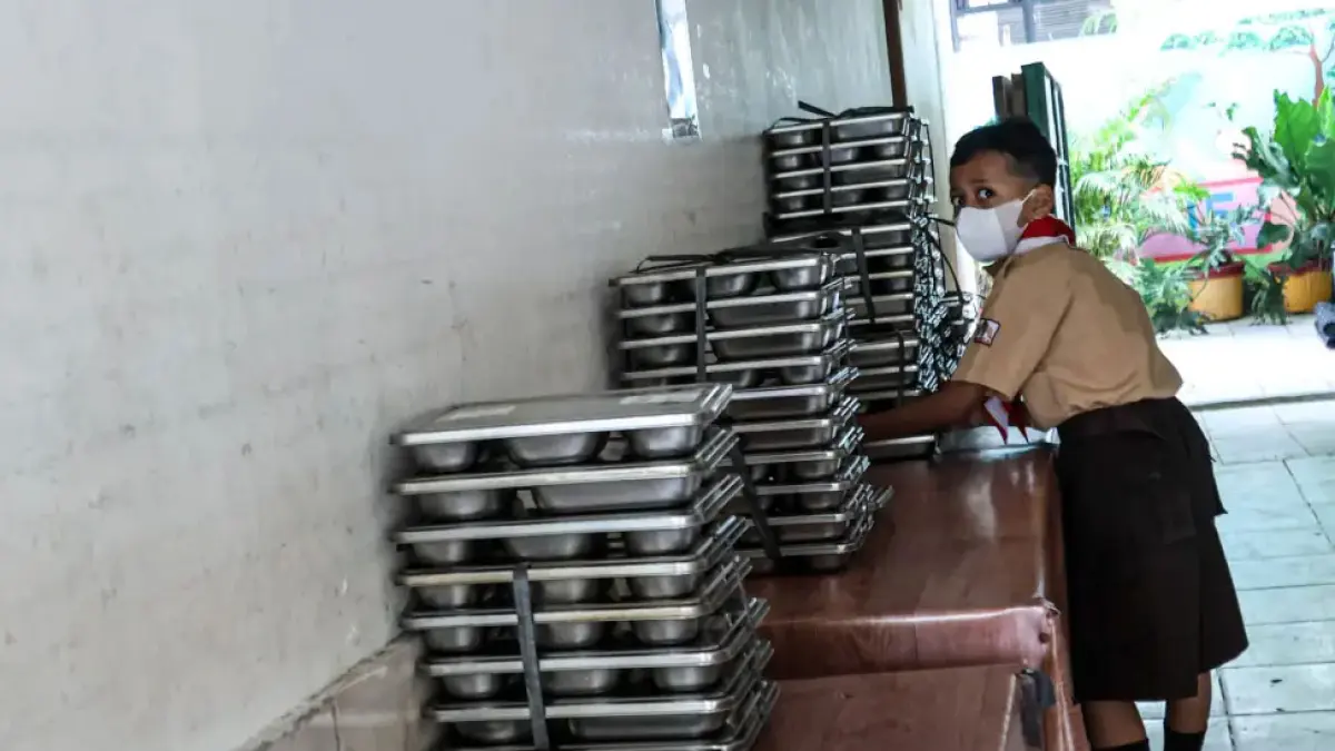 Siswa merapikan ompreng MBG saat kegiatan belajar mengajar (KBM) di SD Negeri 15 Slipi, Jakarta, Rabu (09/09/2026). (Hanung Hambara/ Jawa Pos)