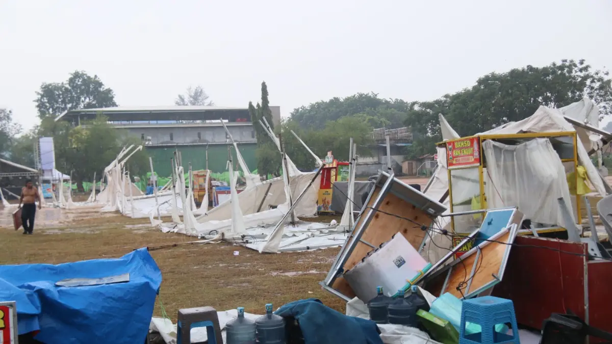 Tenda bazar UMKM untuk acara Lembaga Adat Melayu (LAM) Kota Batam yang rusak diterjang angin kencang, Kamis (10/9). F.Cecep Mulyana/Batam Pos