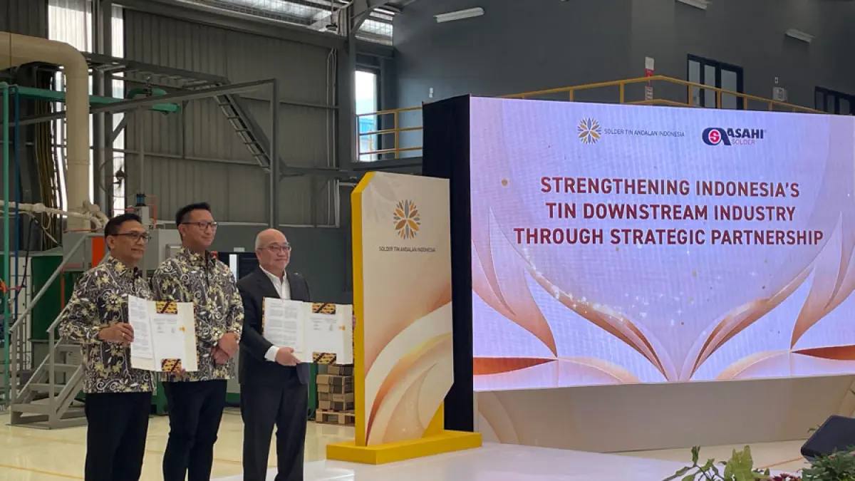 Direktur Utama PT Arsari Tambang sekaligus Wakil Presiden Direktur Arsari Group, Aryo P. S. Djojohadikusumo (kiri), bersama Managing Director Asahi Chemical & Solder Industries Pte. Ltd. Vincent Kho (kanan) seusai menandatangani nota kesepahaman (MoU) kerja sama pengembangan produk solder di Batam, Jumat (11/9). F: M. Sya’ban/Batam Pos