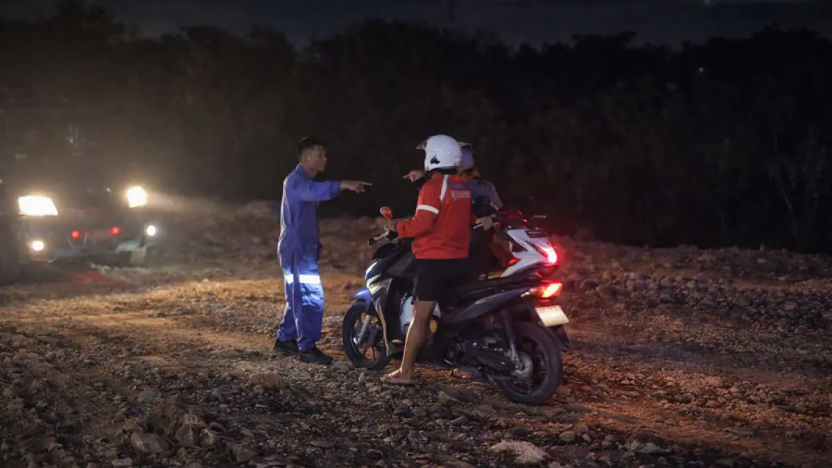 Sejumlah pengendara sepeda motor nekat menerobos Jalan Tengku Sulung, Batam Kota, yang ditutup sementara karena pekerjaan peningkatan jalan, Jumat (11/9) malam. Aksi tersebut sempat memicu ketegangan dengan petugas proyek.  F. Tangkapan layar video warag diperkaya akal imitasi.