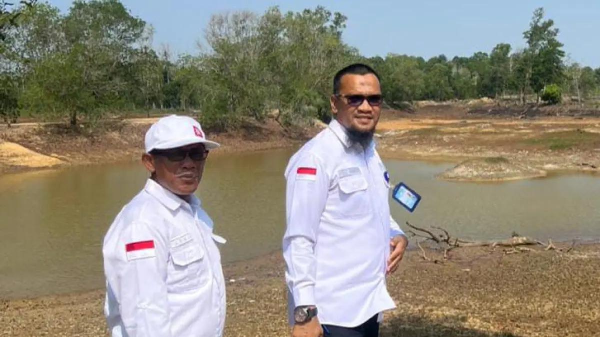 Direktur Perumda Tirta Mulia Karimun melakukan pengecekkan ke Waduk Tempan, Kecamatan Kundur.