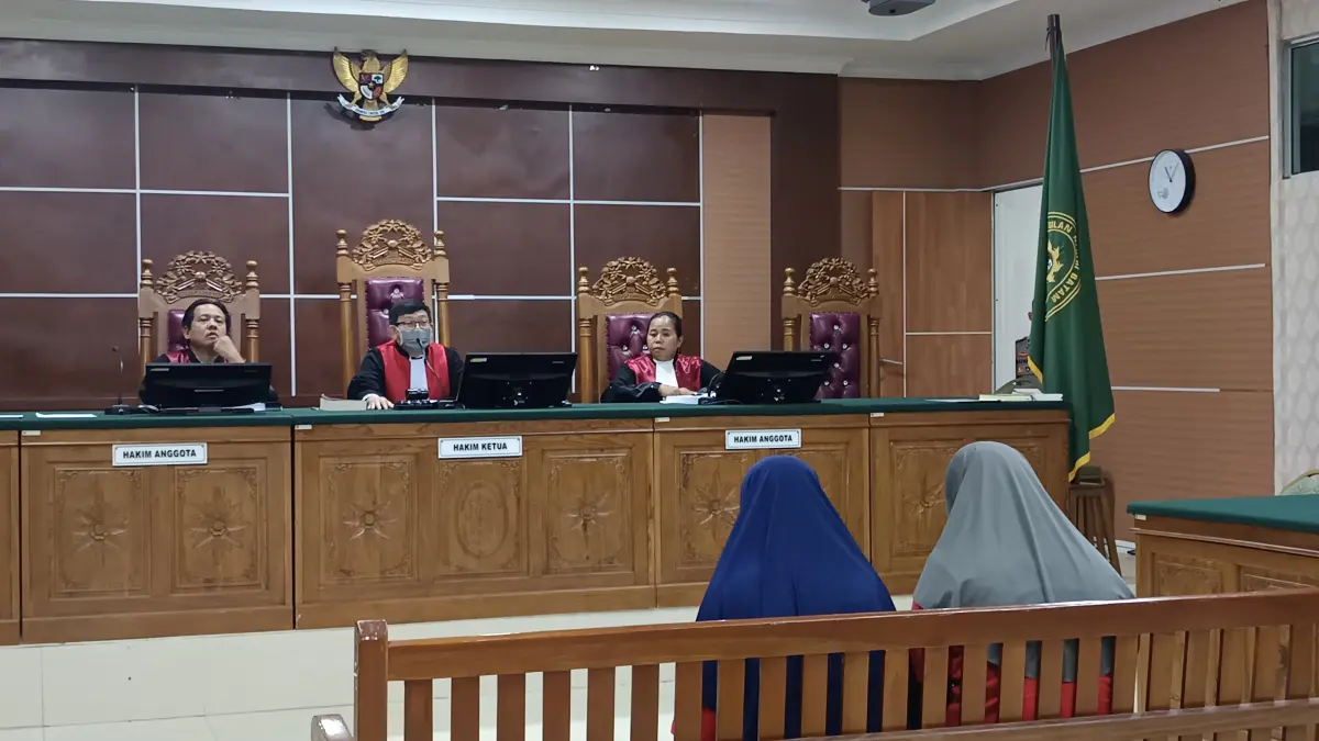 Hakim membacakan vonis terhadap Putri Eangelina alias Papi Tama dan Salmiati alias Papi Charles dalam persidangan di PN Batam, Jumat (11/9). F.Jamaluddin/Batam Pos