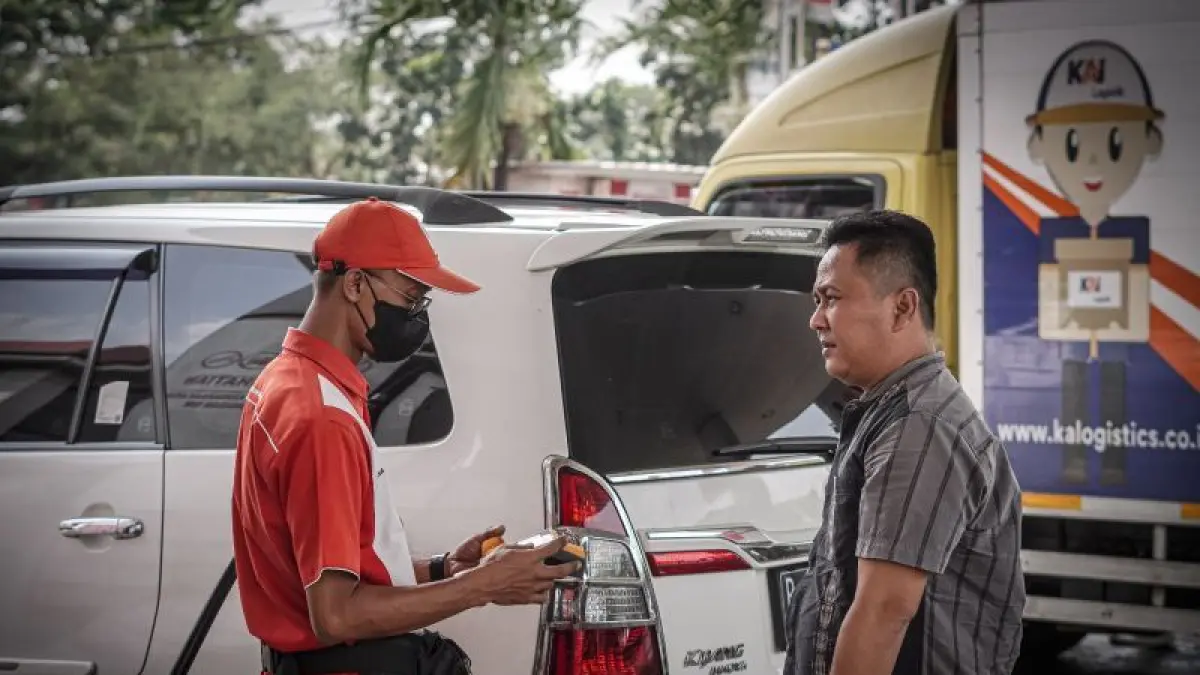 Ilustrasi konsumen membeli BBM subsidi Pertalite. (ANTARA/HO-Pertamina Patra Niaga)